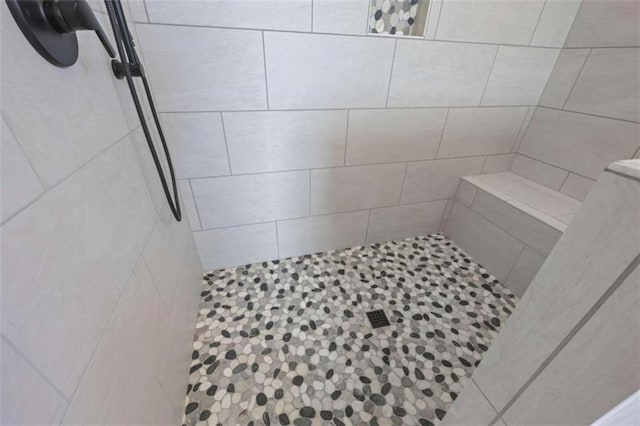 bathroom featuring a tile shower