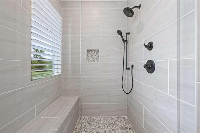 bathroom featuring a tile shower