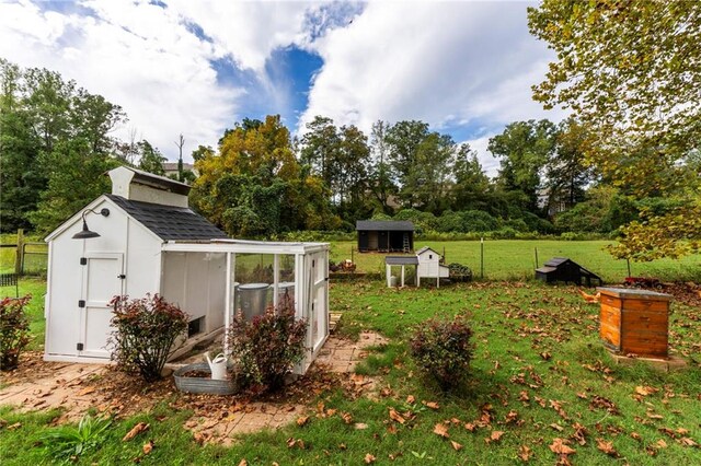 view of yard featuring a shed