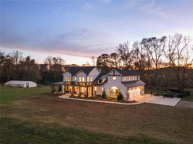 view of front of property featuring a yard