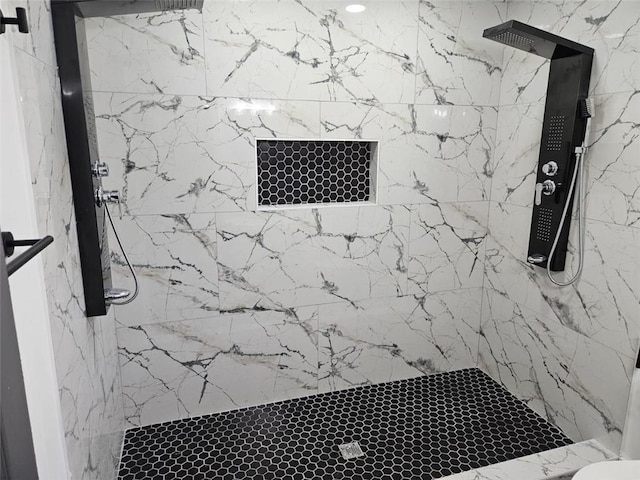 bathroom featuring tiled shower