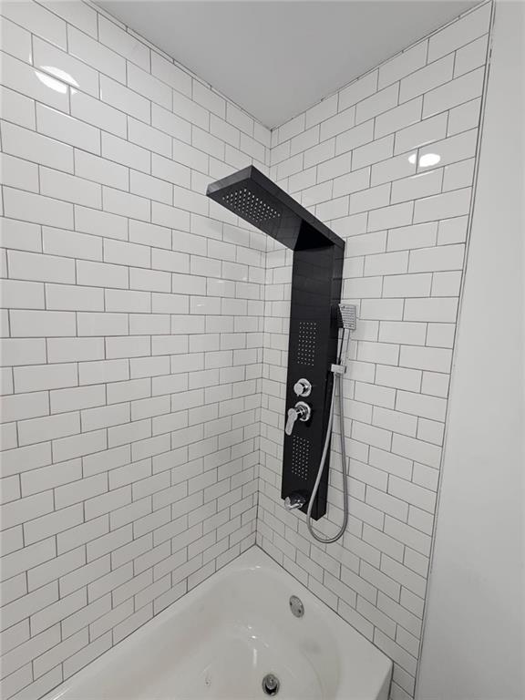 bathroom featuring tiled shower / bath combo