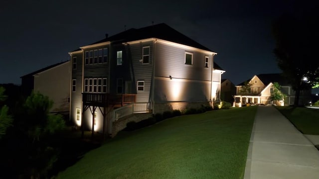 view of front of house featuring a yard