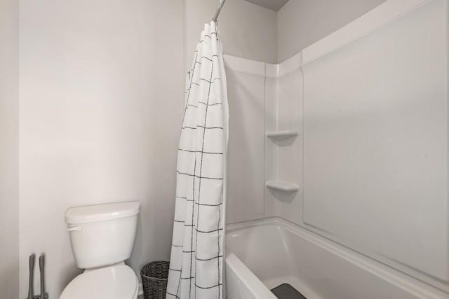 bathroom featuring shower / tub combo with curtain and toilet