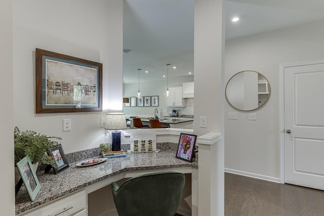 home office with recessed lighting, built in desk, and dark wood-style floors
