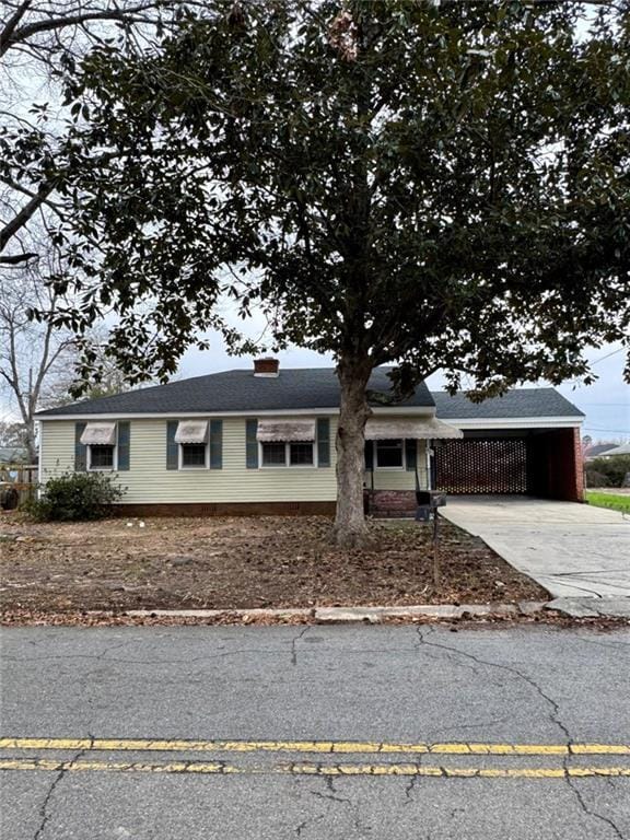 ranch-style home with driveway