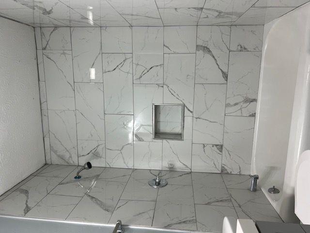 bathroom with tiled shower / bath combo