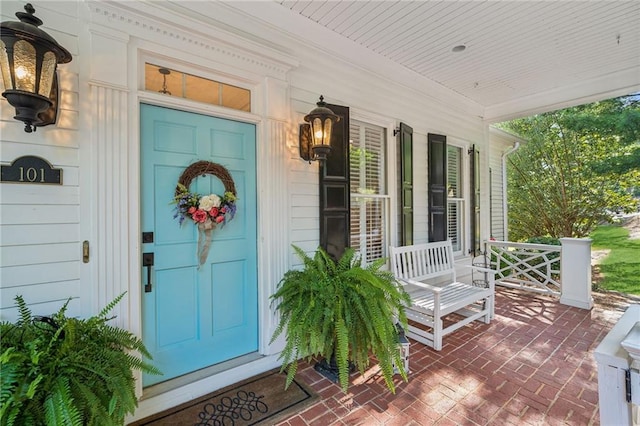 property entrance featuring covered porch