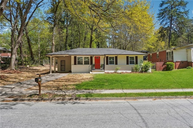 view of front of home with a carport and a front yard