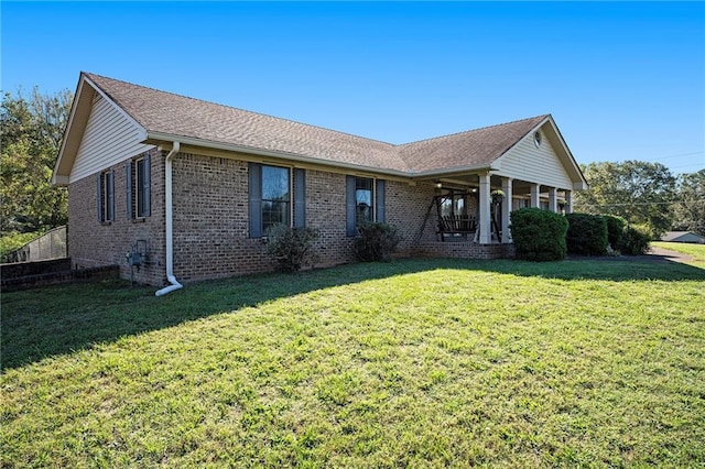 ranch-style house featuring a front yard