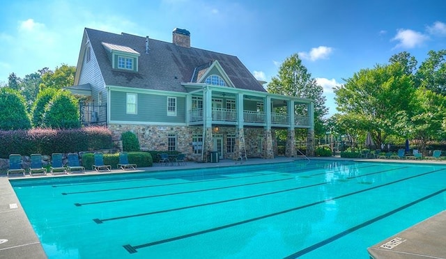 view of swimming pool