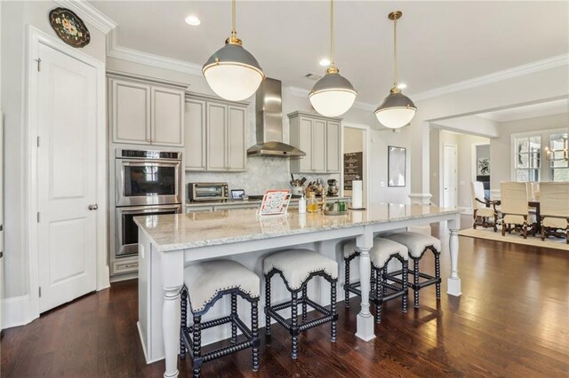 living area featuring visible vents, wood finished floors, recessed lighting, crown molding, and ceiling fan