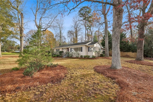 ranch-style house featuring a front yard