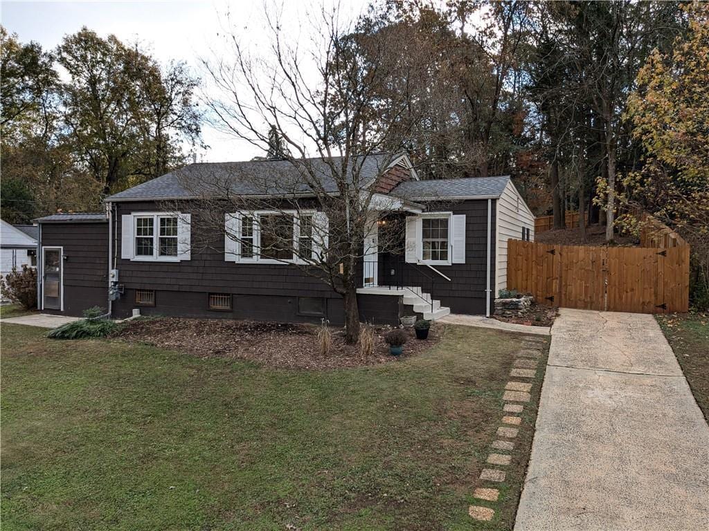 view of front of home featuring a front lawn