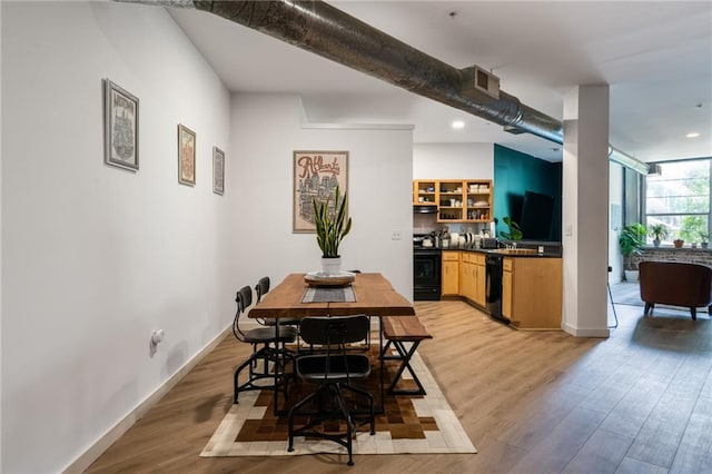 dining room with light wood finished floors, baseboards, visible vents, and recessed lighting