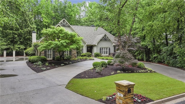 view of front of property with a front yard