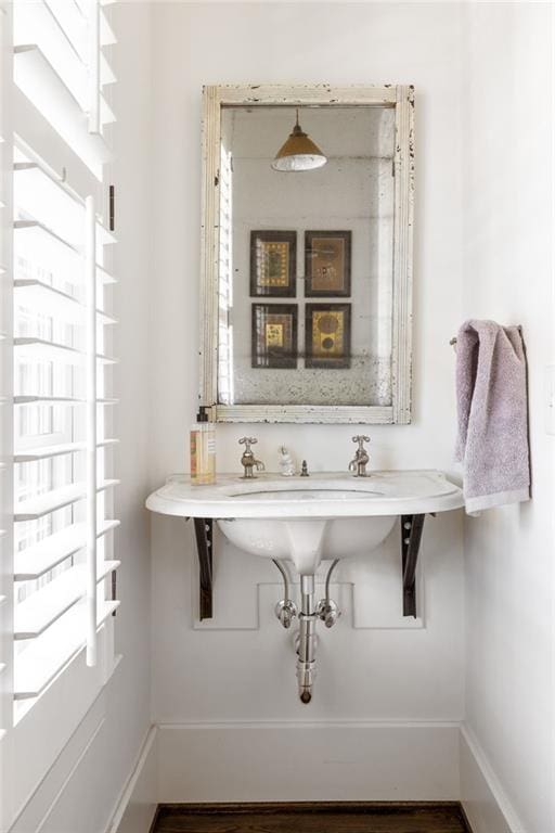 bathroom with baseboards