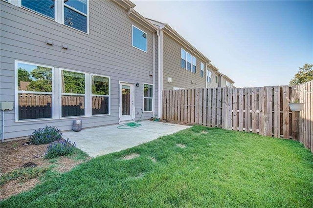 view of yard featuring a patio