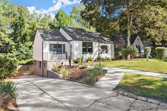 view of front of property with a front lawn