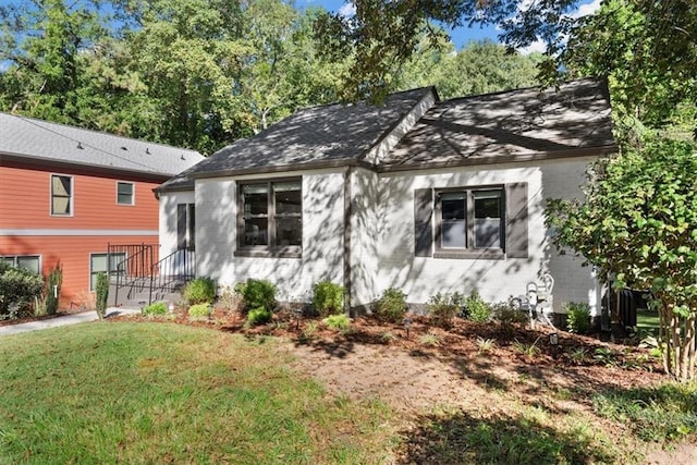 view of front of property featuring a front yard