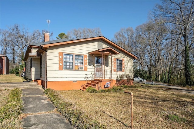 bungalow featuring a front yard