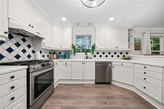 5552 Knox Pl, Peachtree Corners, GA 30092 - kitchen featuring stainless steel appliances, white cabinetry, plenty of natural light, crown molding, and recessed lighting
