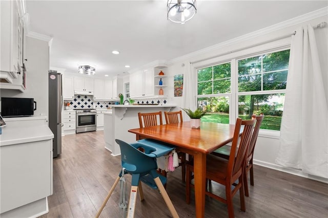 5552 Knox Pl, Peachtree Corners, GA 30092 - dining space featuring plenty of natural light, wood finished floors, ornamental molding, and recessed lighting