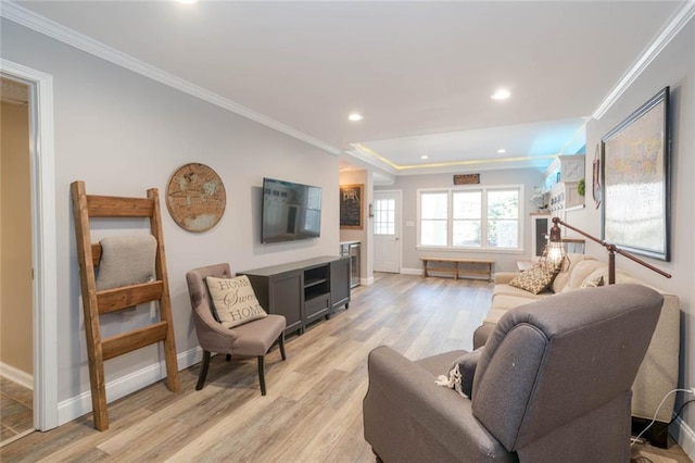 living room with ornamental molding, light wood-type flooring, baseboards, and recessed lighting