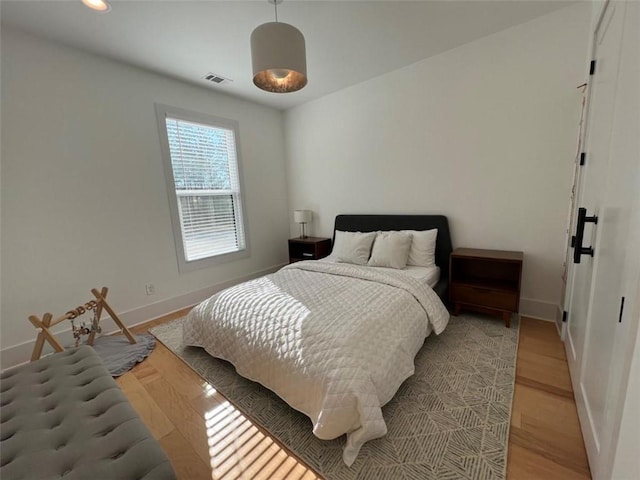 bedroom featuring visible vents, recessed lighting, light wood-style flooring, and baseboards