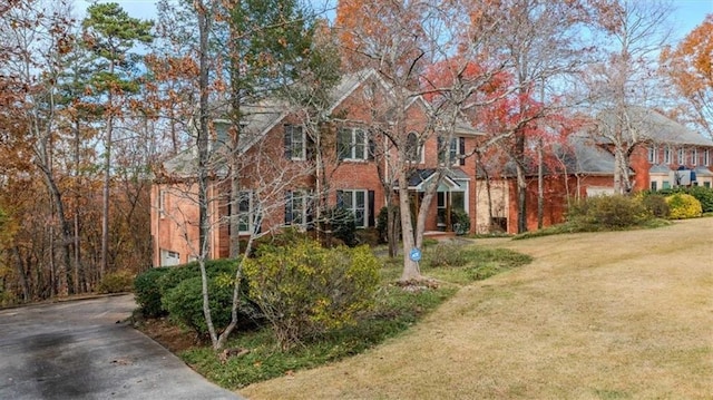 view of front of house featuring a front lawn