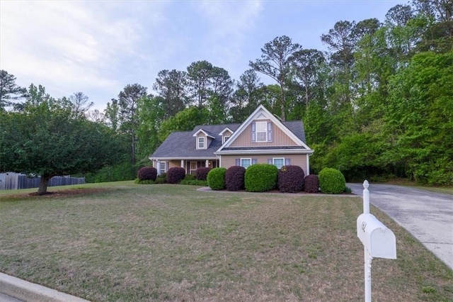 view of front facade with a front lawn and fence