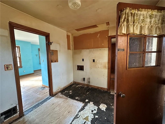 laundry room with washer hookup, laundry area, and baseboards