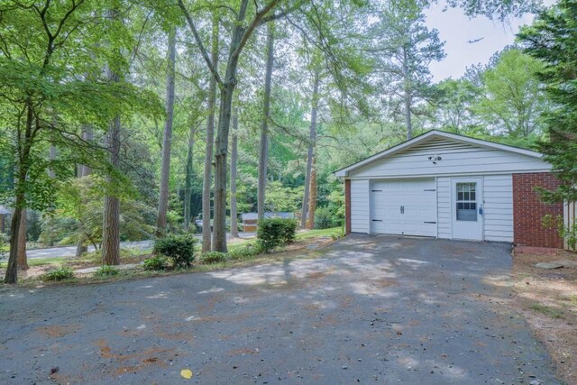 2279 Parkview Cir, College Park, GA 30337 - detached garage with driveway