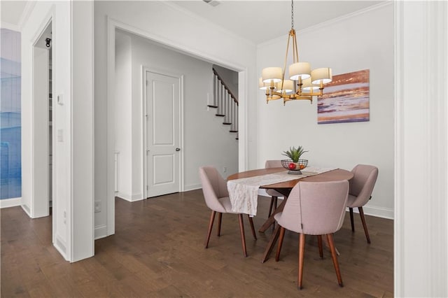 dining space featuring crown molding, dark hardwood / wood-style floors, and a chandelier