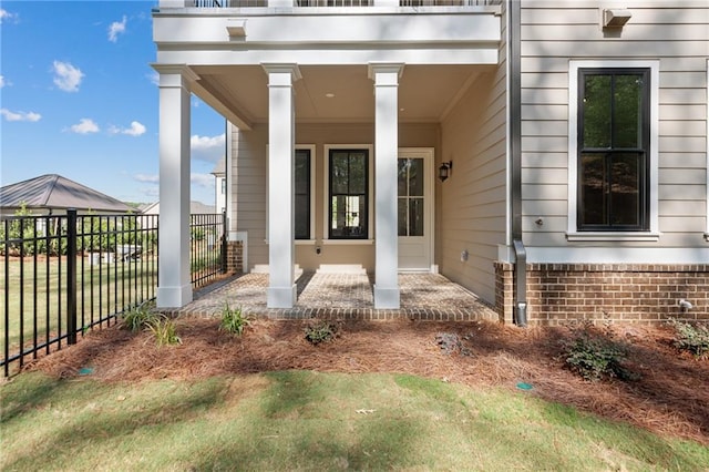 property entrance featuring a lawn