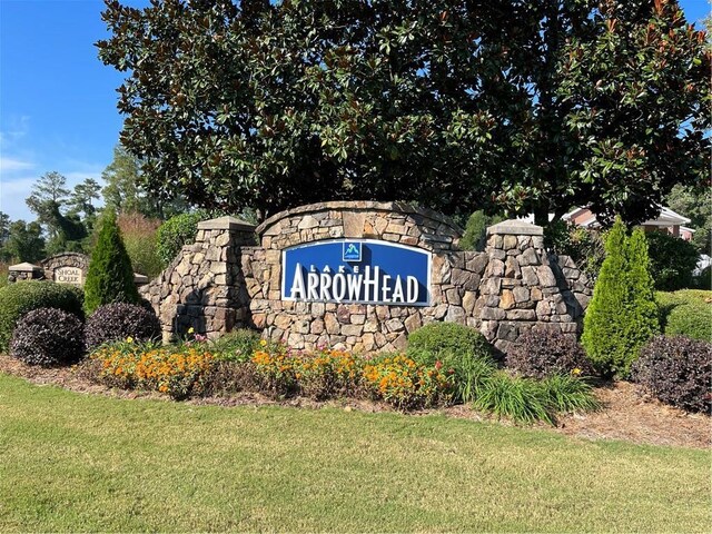 community sign with a lawn