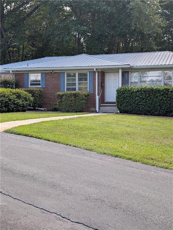 single story home featuring a front yard