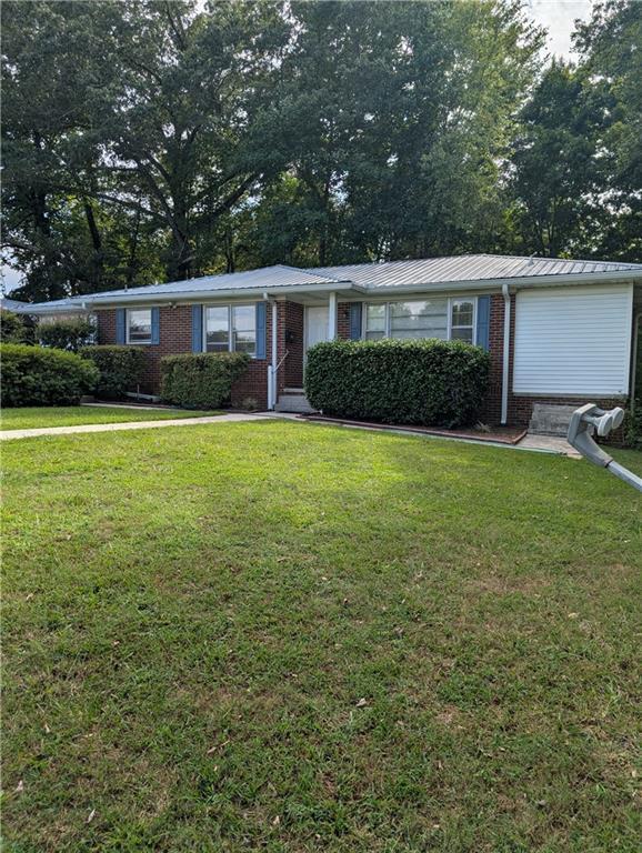 ranch-style home with a front yard