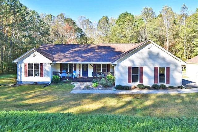 ranch-style home featuring a front lawn and covered porch