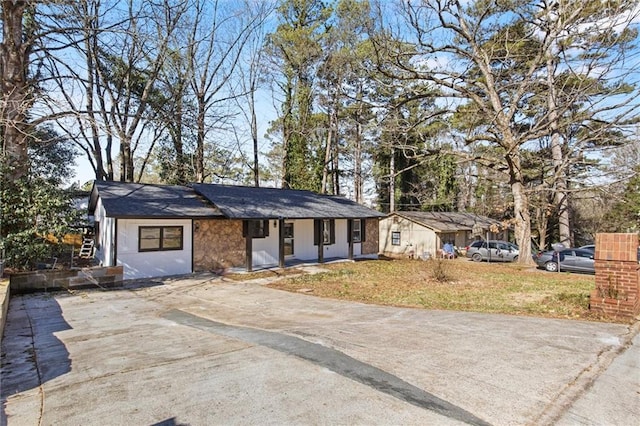 view of front of property with a front yard