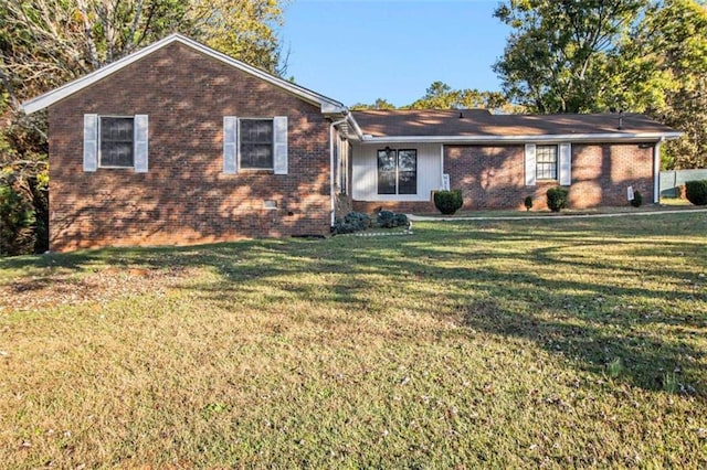 single story home with a front lawn