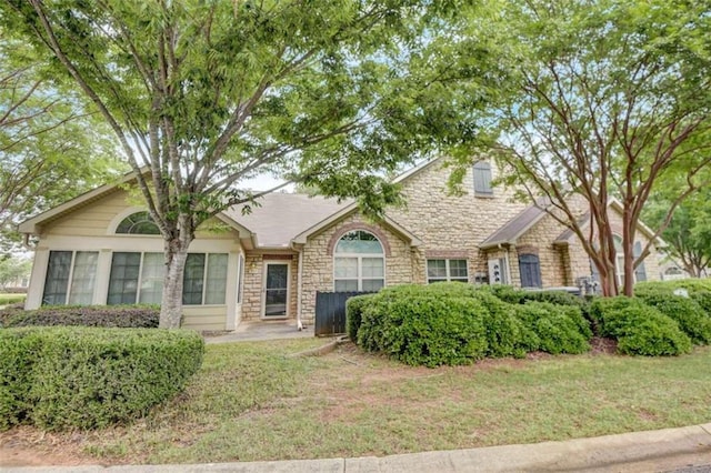 view of front of property featuring a front yard