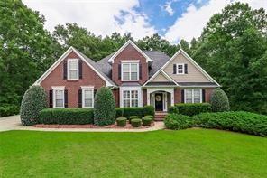 view of front of property featuring a front lawn