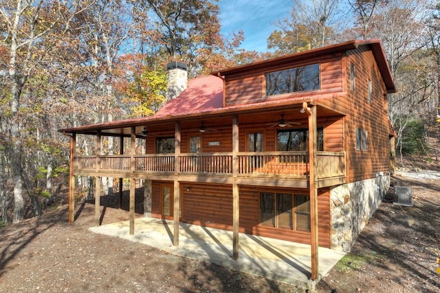 view of front facade featuring ceiling fan, a patio area, and a deck