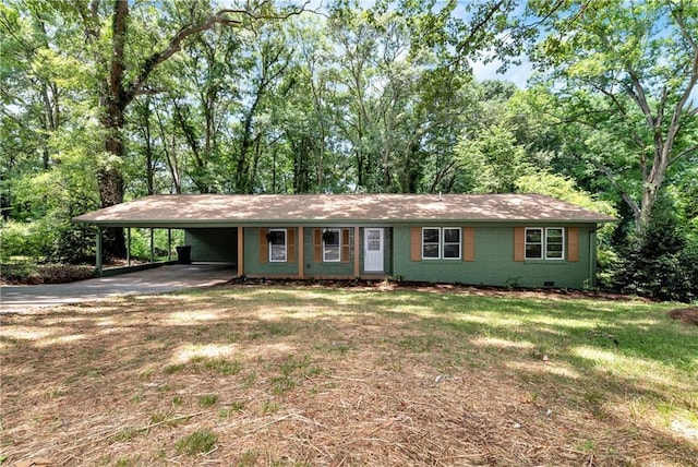 ranch-style home featuring a front lawn and a carport