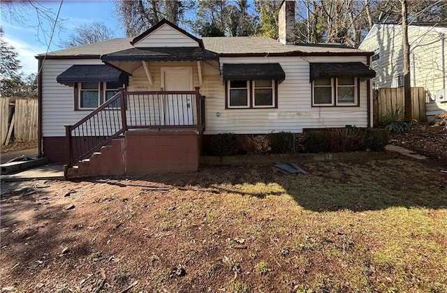 view of front of property featuring a front lawn