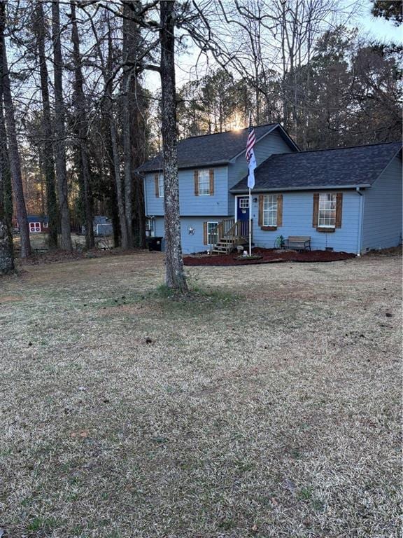 view of front facade featuring dirt driveway