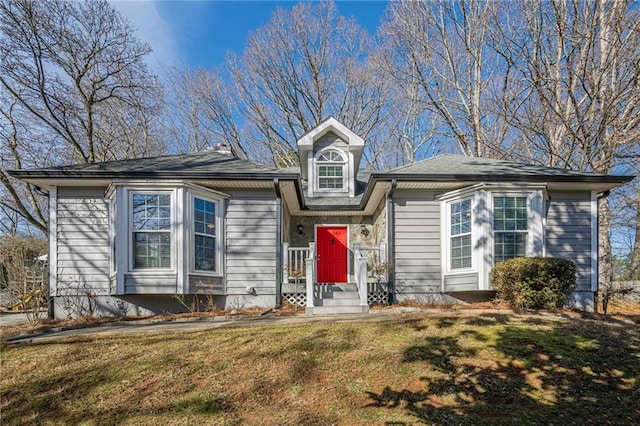 view of front of house featuring a front lawn