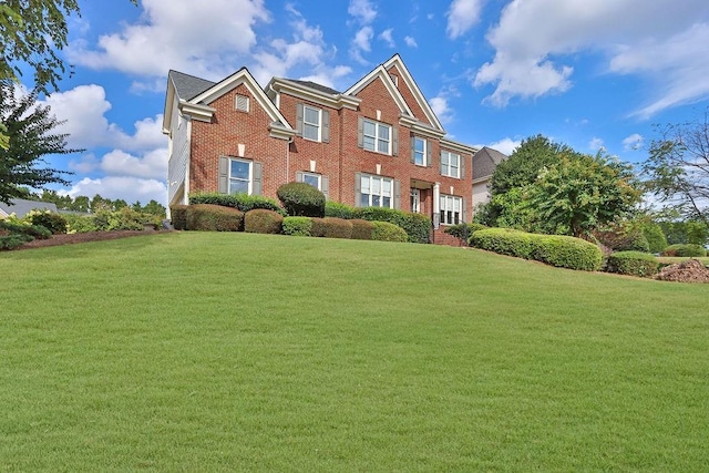 view of front of property featuring a front lawn