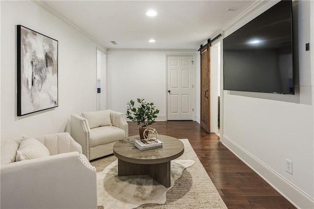 living room featuring dark wood-style floors, crown molding, recessed lighting, a barn door, and baseboards